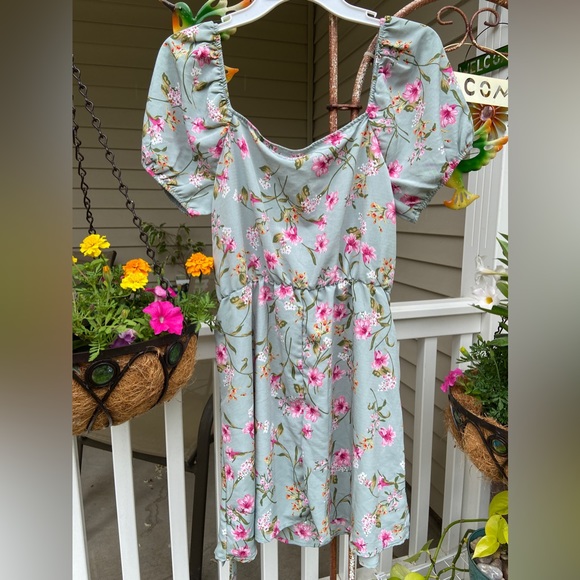 NWT Lily Rose Sz-L Beautiful, Unique, Great Design-Square Neck or Cold Shoulder - Picture 3 of 17